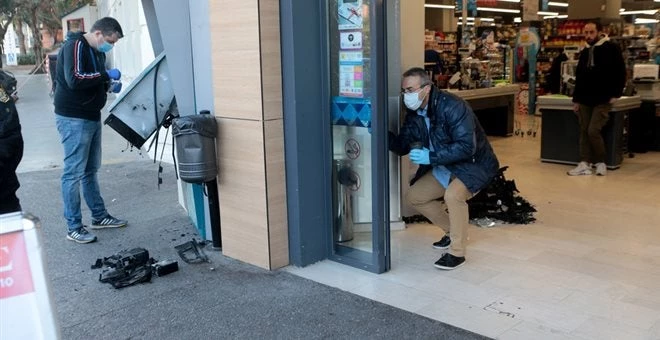 Έκρηξη σε ATM τράπεζας έξω από σούπερ μάρκετ στη Σαλαμίνα